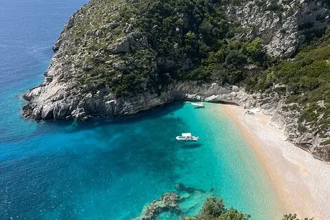 Dhermi Boat Tour to Grama Bay Blue Gem Cave e nadar snorkeling