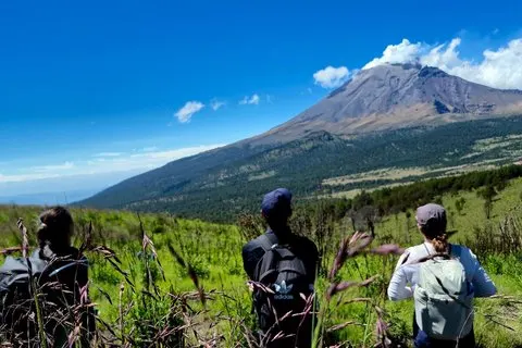 イスタシワトル火山でのハイキング