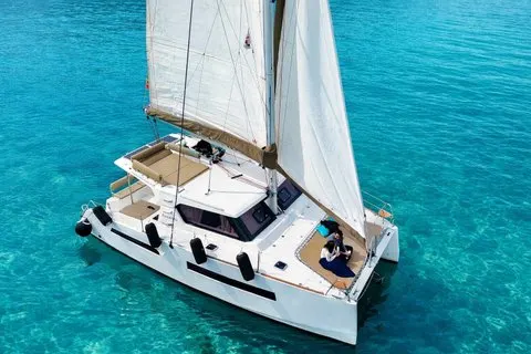 Catamarantocht met zwem- en snorkelstops en een toast met Prosecco.