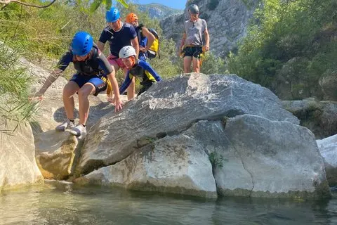 Canyoning per famiglie in Bar con orario di inizio flessibile