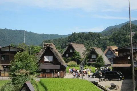 [Eintägige Bustour ab dem Bahnhof Kanazawa] Shirakawa-go/Takayama-Tour mit dem Platin-Bus