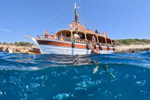 Excursion en bateau pirate au départ de Medulin : Blue Cave & Porer avec déjeuner | voooya