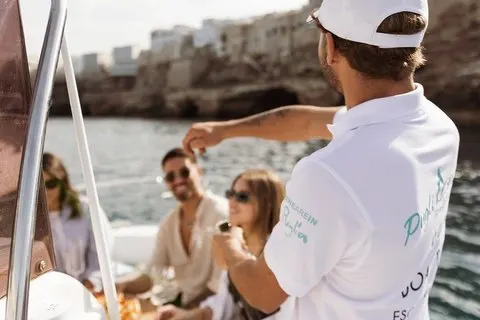 Passeio de barco panorâmico pelas grutas de Polignano a Mare com aperitivo.