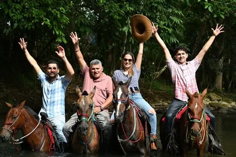 Reitabenteuer in La Fortuna mit Flussüberquerungen