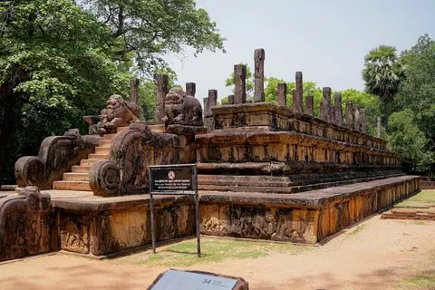 Visita às Ruínas Históricas de Polonnaruwa e ao Mineriya Safari