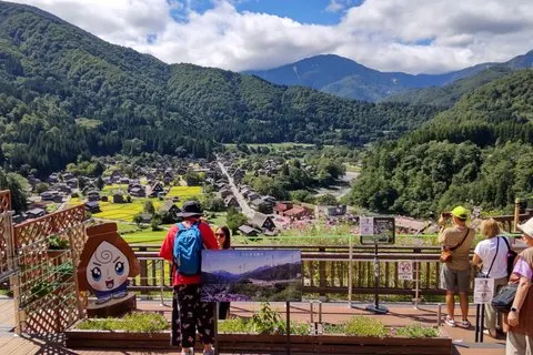 [Eintägige Bustour ab Bahnhof Kanazawa] Shirakawa-go und Gokayama – Zwei Weltkulturerbedörfer. Angenehme Bustour