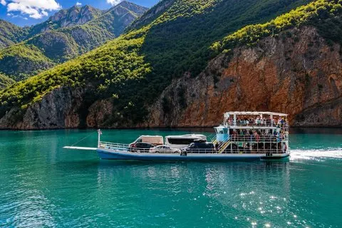 Desde Shkodra: Aventura no Lago Koman com passeio de barco e caiaque
