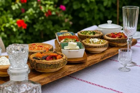 Excursão de comida tradicional em Shkodra com jantar de jardim
