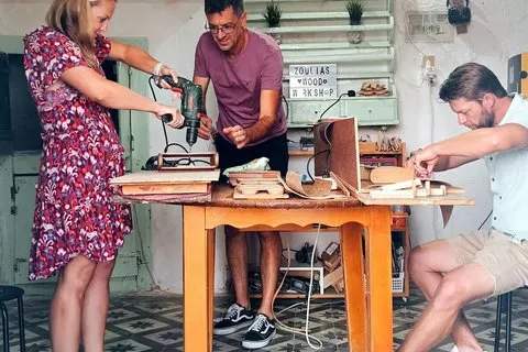 Træ taske Crafting Workshop i en historisk sten hus | voooya